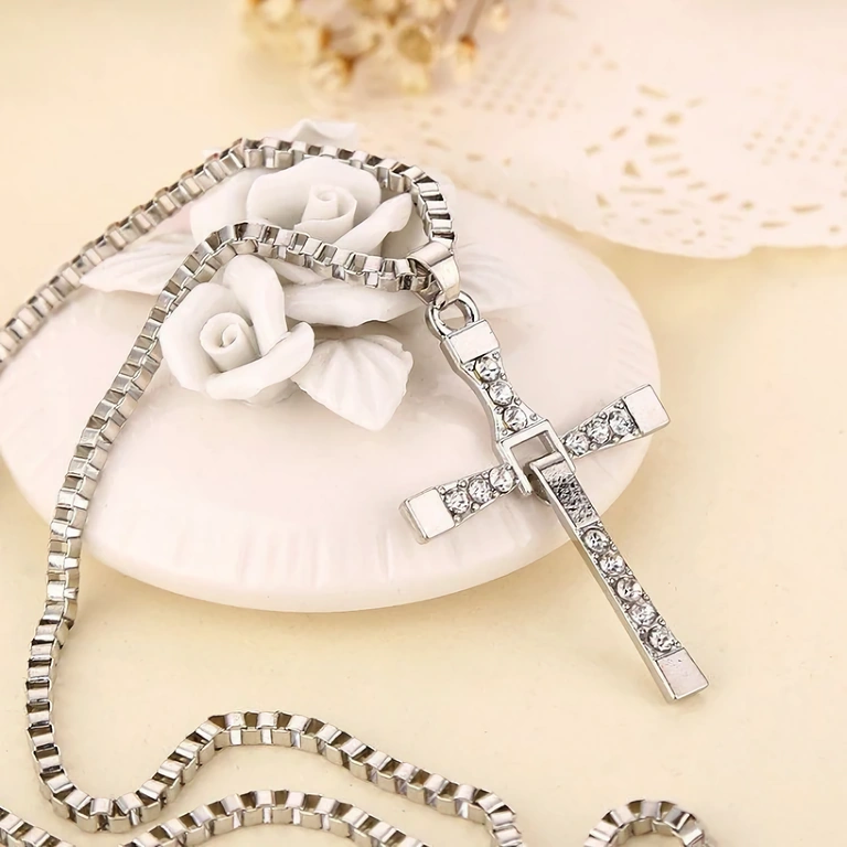 Avto in urbani dodatek – križ s sintetičnimi kamni