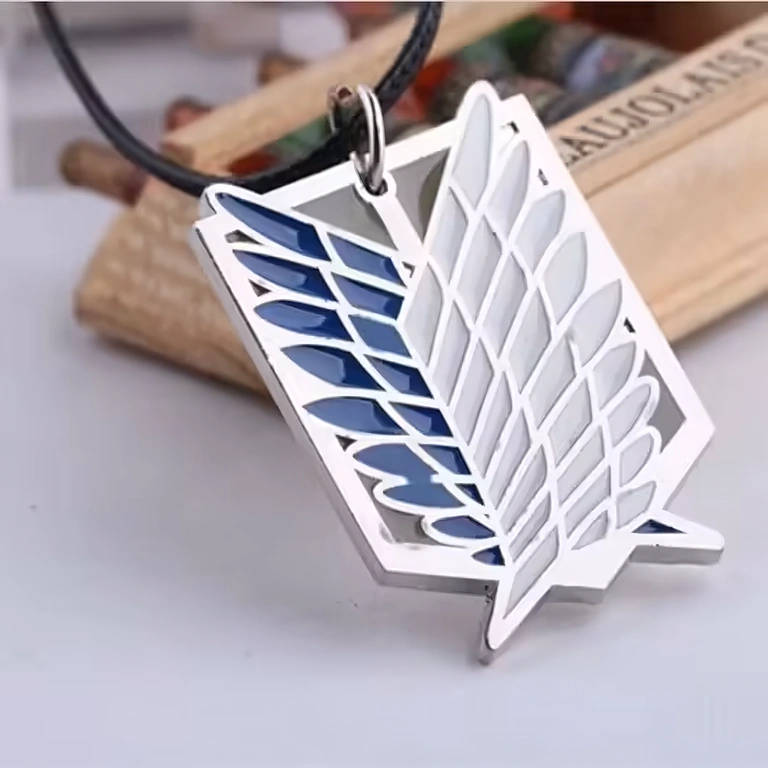 Ogrlica Attack on Titan – srebrna Anime ogrlica z srebrnim medaljonom Attack on Titan