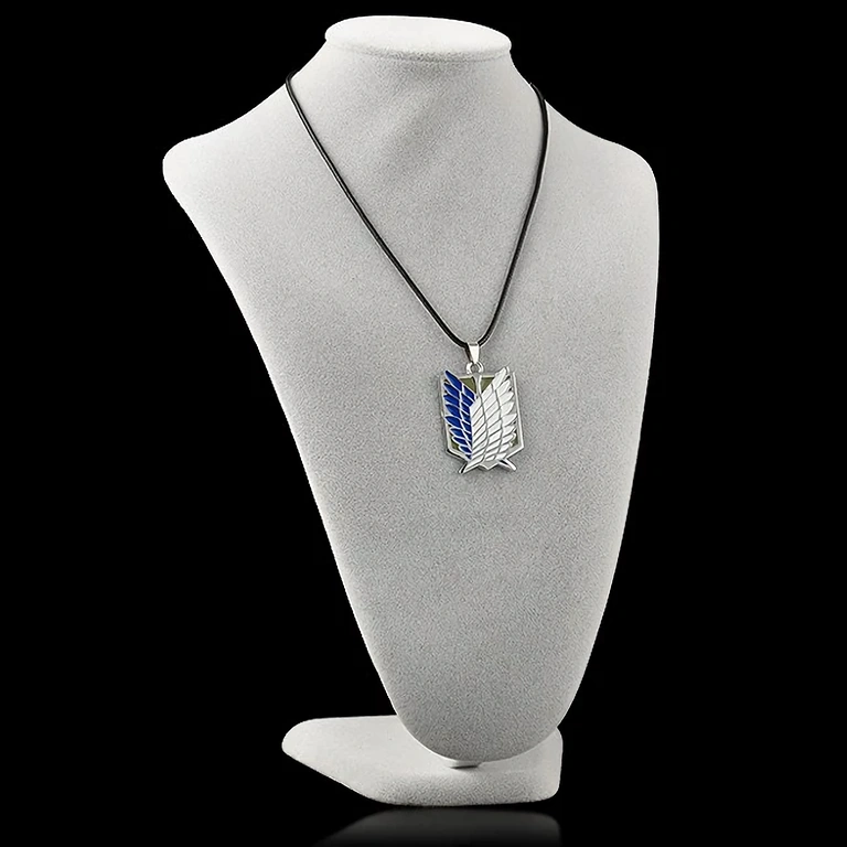 Anime darilo – srebrna ogrlica Attack on Titan Srebrna ogrlica z medaljonom Attack on Titan – popolna za anime navdušence