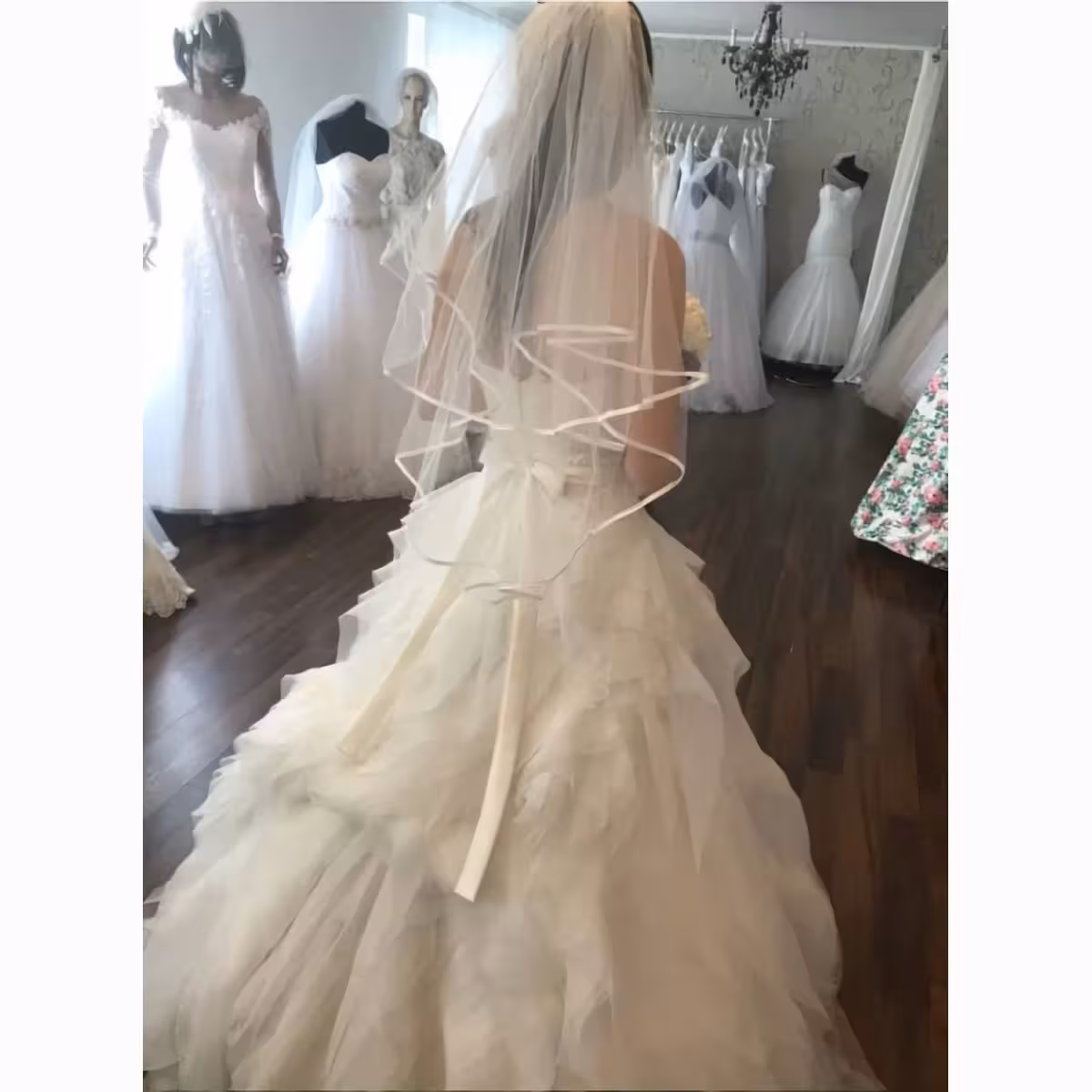 Beli til tančica za nevesto, dostopna in enostavna za nošenje