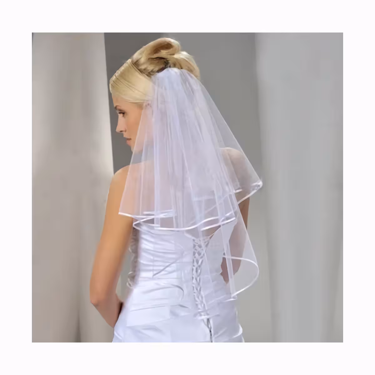 Klasični poročni dodatek, brez okrasij, primeren za vsak stil obleke