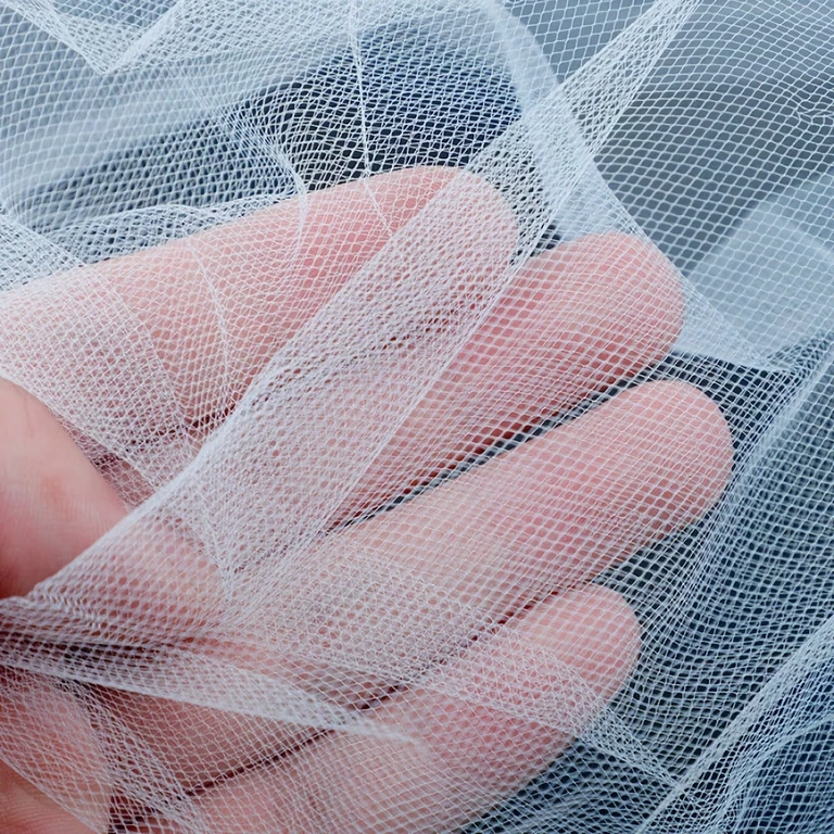 Dodatki za lase neveste s tančecem Beli tančica pritrjen na glavnik, idealen za lahke frizure ali figo