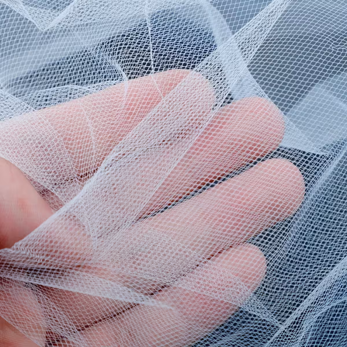 Beli tančica pritrjen na glavnik, idealen za lahke frizure ali figo