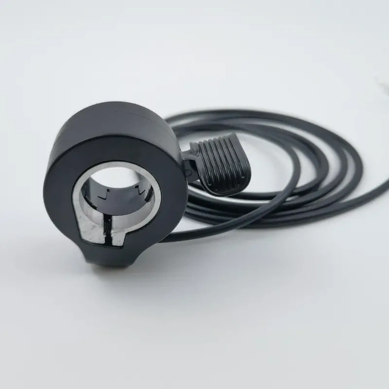 Ergonomski ročaj za natančen nadzor na električnem skiroju