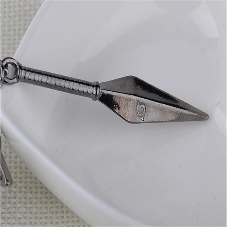 Metalni pandant Kunai na ogrlici Kovinski obesek Kunai z usnjeno verigo