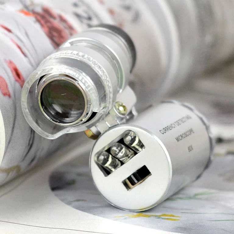 Prenosni mikroskop z LED in UV svetlobo Kompakten prenosni mikroskop z LED in UV-lučjo za podrobne preglede