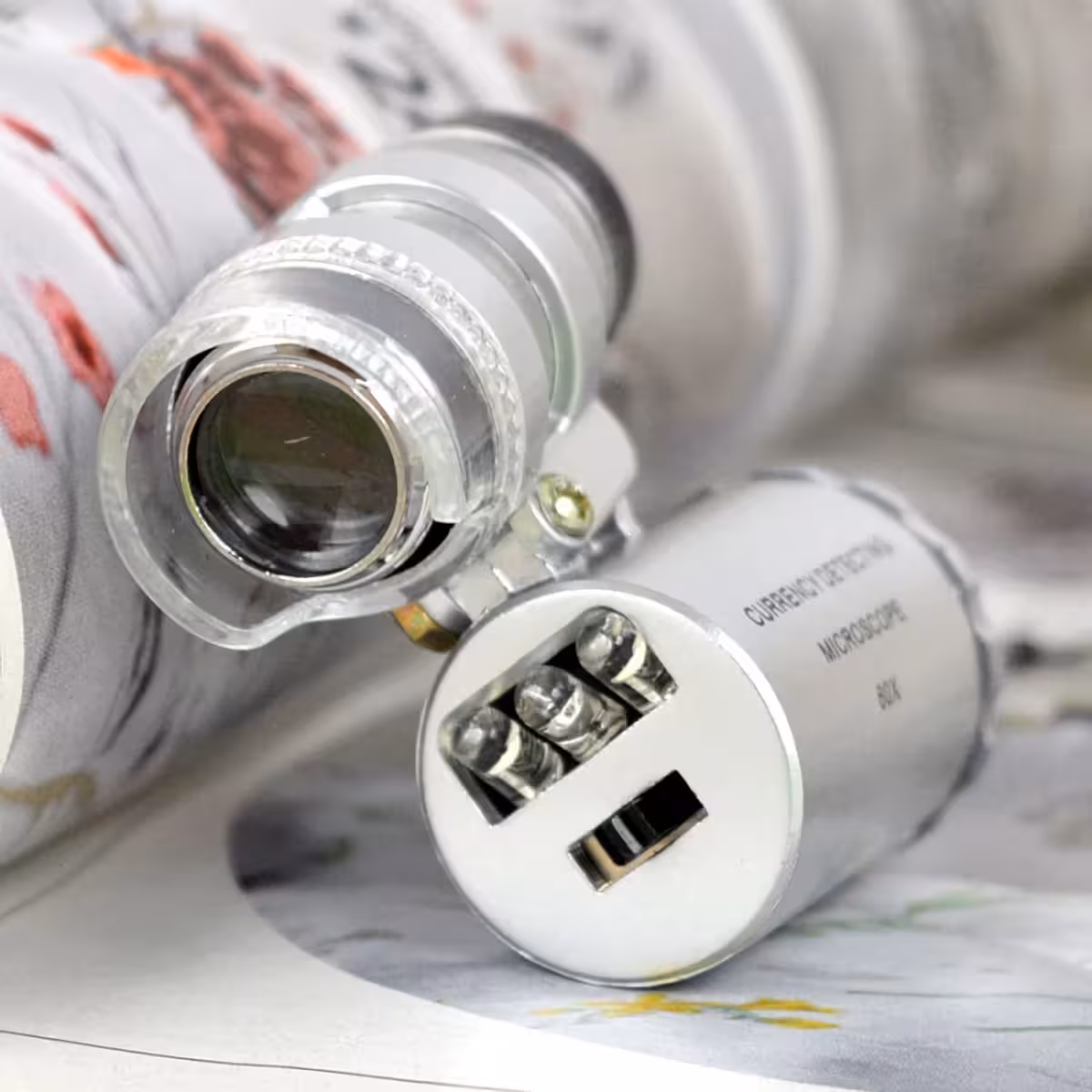 Kompakten prenosni mikroskop z LED in UV-lučjo za podrobne preglede