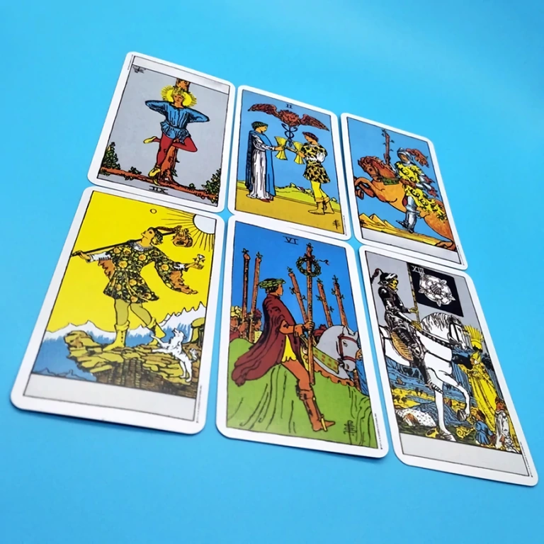 Komplet magičnih tarot kart, idealen za ezoterične prakse in meditacijo