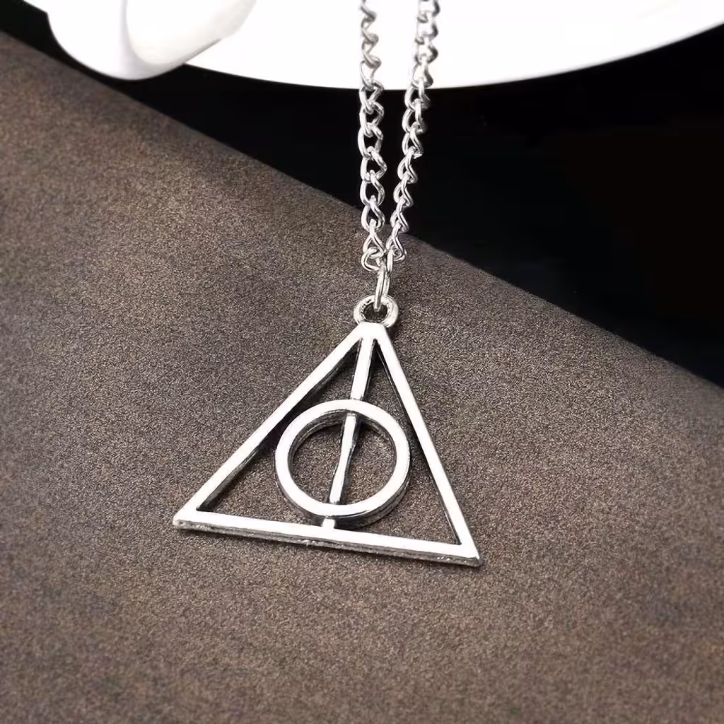 Obesek Harry Potter Deathly Hallows trikotnik srebrn – čarobni nakit