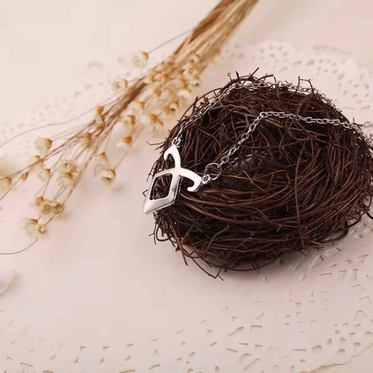 Runični medaljon z angelskim simbolom iz filma City of Bones