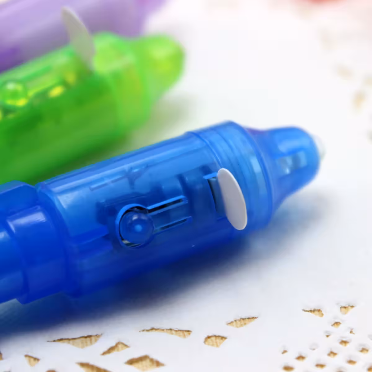 Pisalo z nevidnim črnilom in UV-lučjo za pisanje skritih sporočil