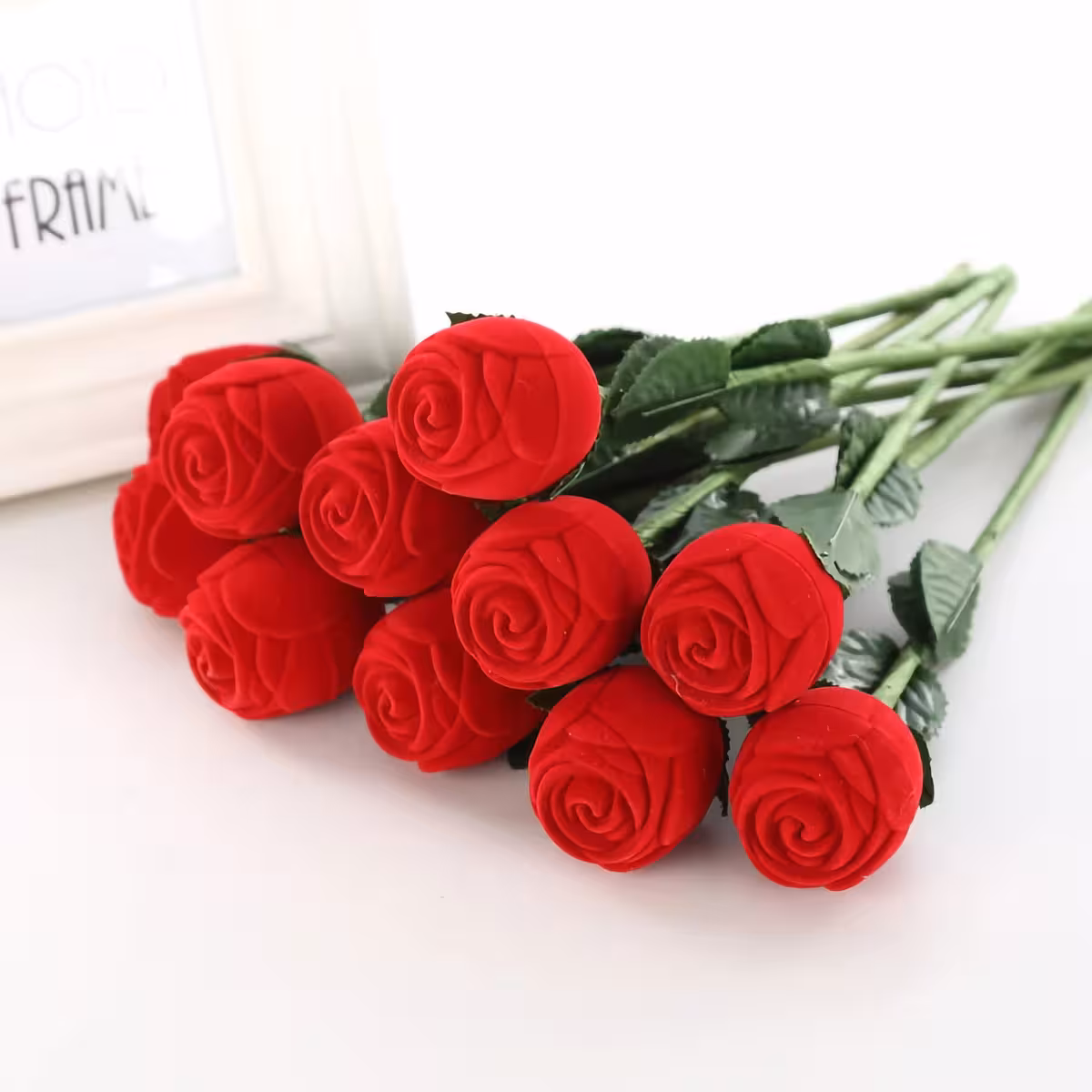 Škatlica v obliki rdeče rože za podaritev prstana