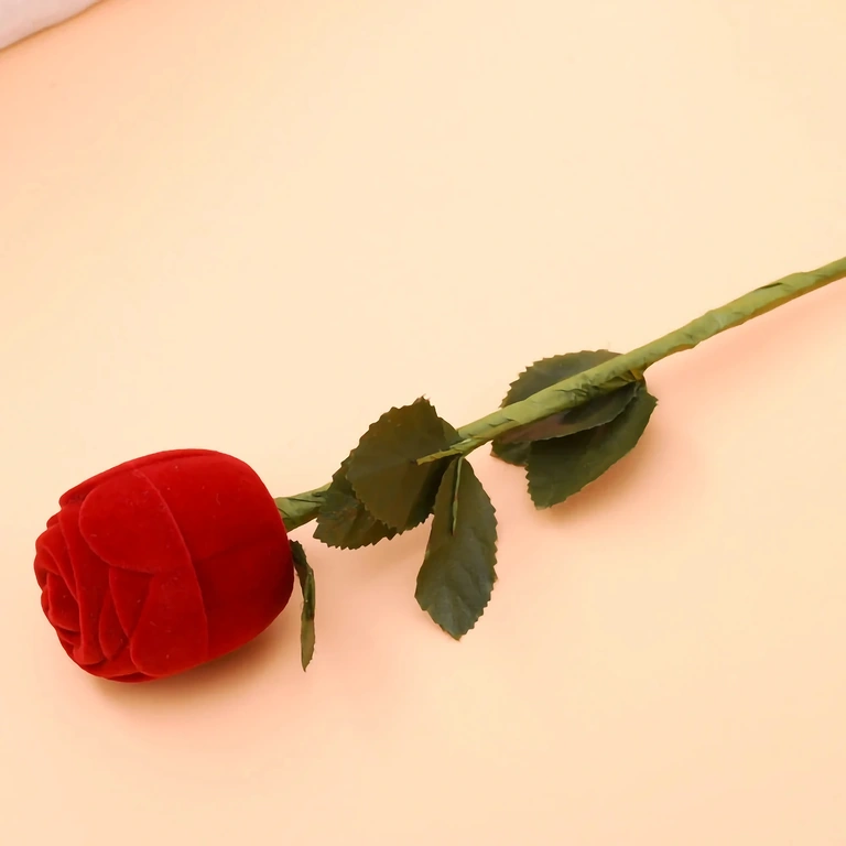 Rdeča žametna škatlica vrtnica za uhane ali prstan Rdeča žametna škatlica v obliki vrtnice za nakit – uhani ali prstan