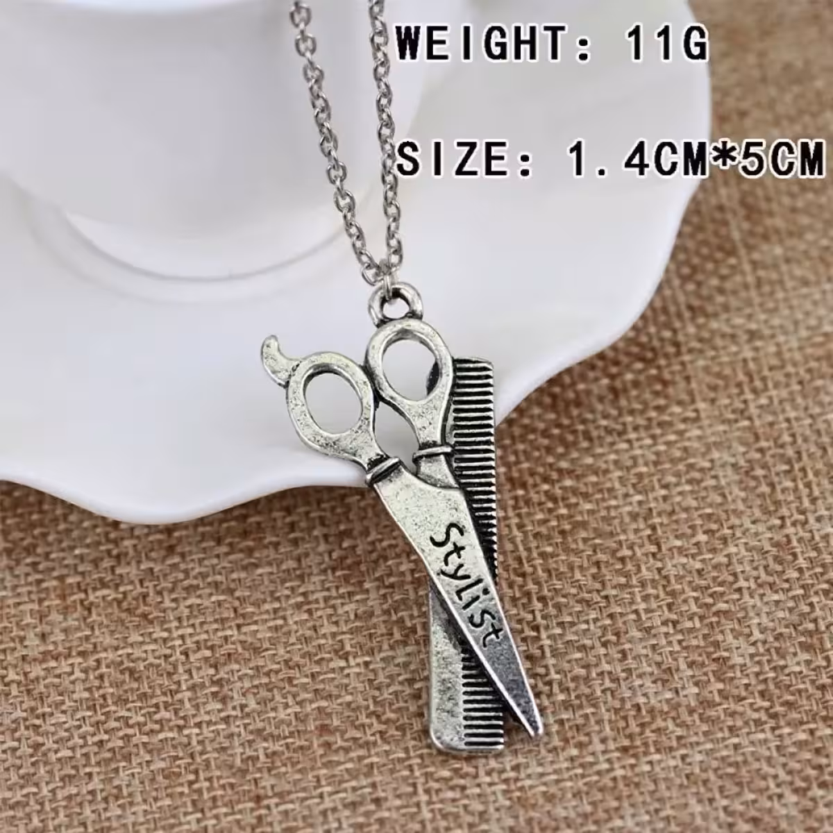 Obesek v obliki profesionalnih frizerskih orodij