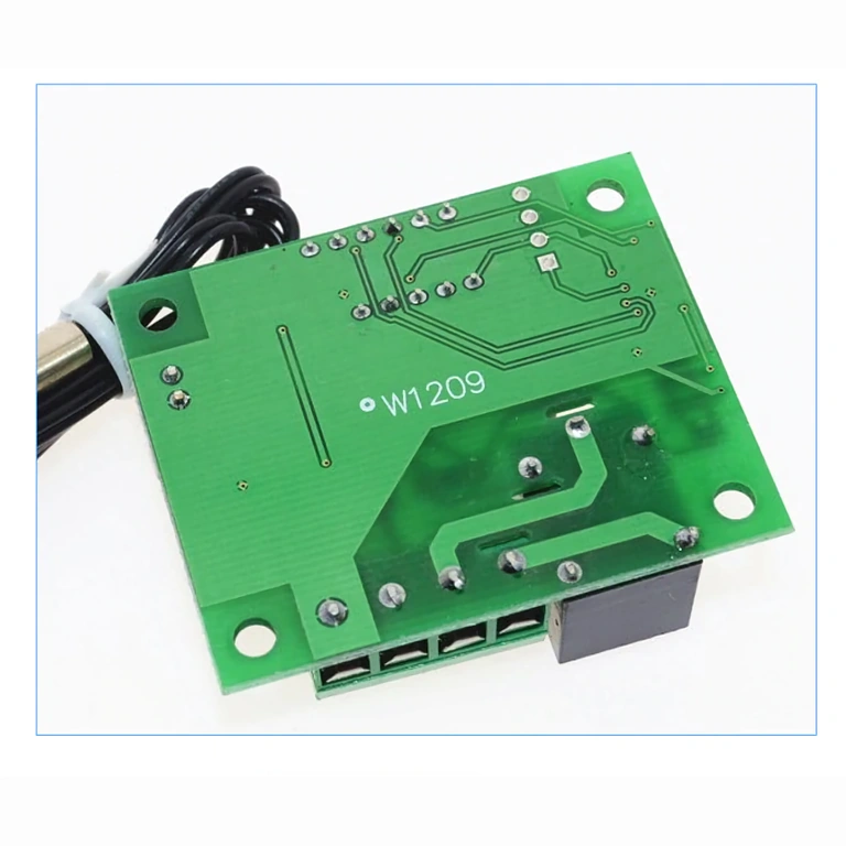 Pogled od zadaj – rele in pini W1209 Slika zadnje strani termostatne plošče s priključnimi iglicami