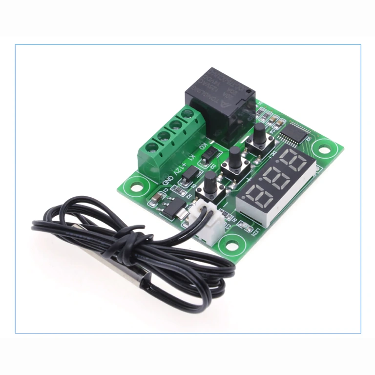 Sprednja plošča digitalnega termostata LED zaslon in gumbi za nadzor temperature