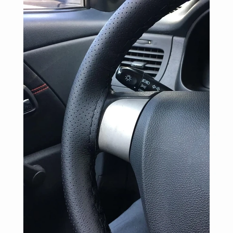 Premium perforirana prevleka volana z vrvico Premium prevleka volana, perforirana koža, športni dizajn