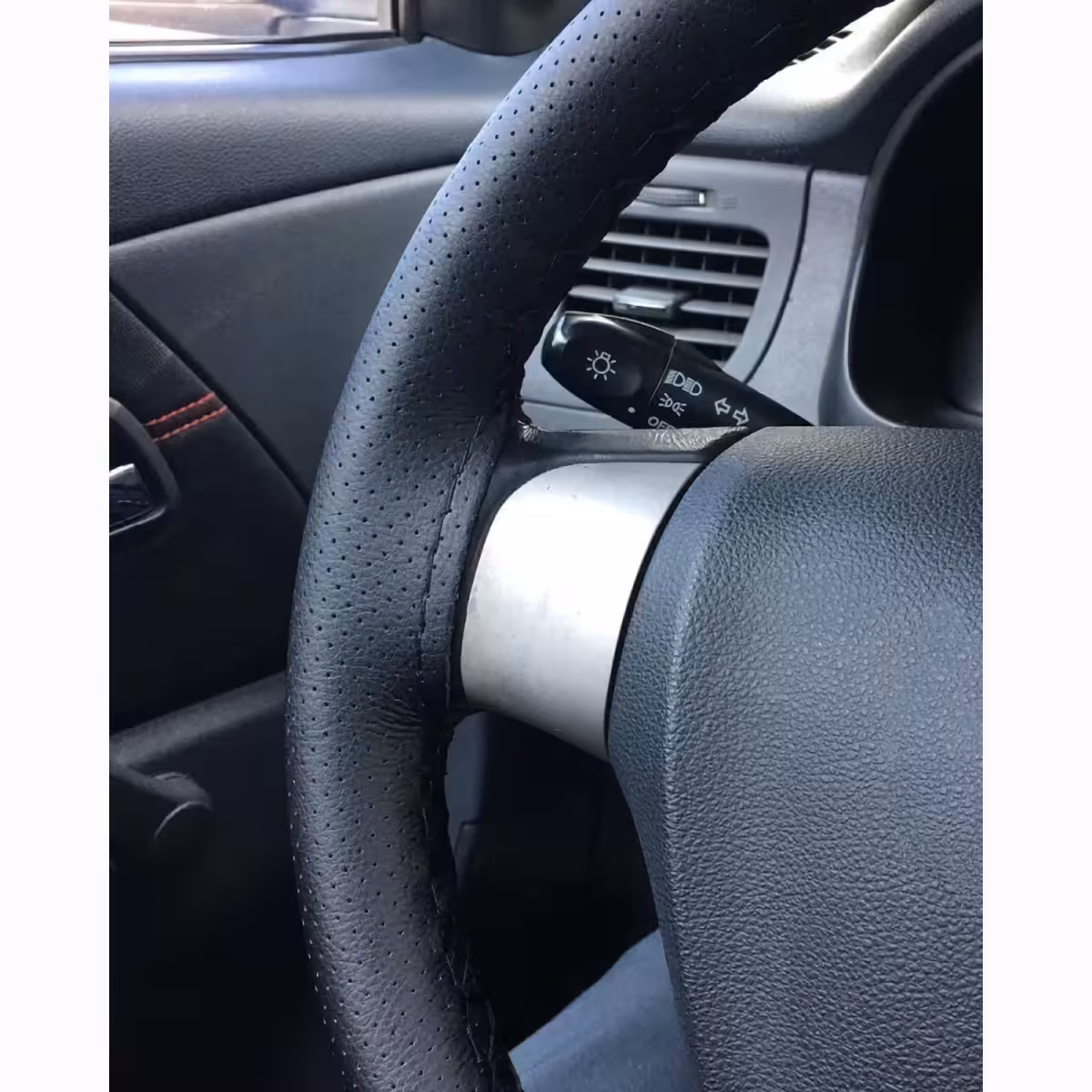 Premium prevleka volana, perforirana koža, športni dizajn