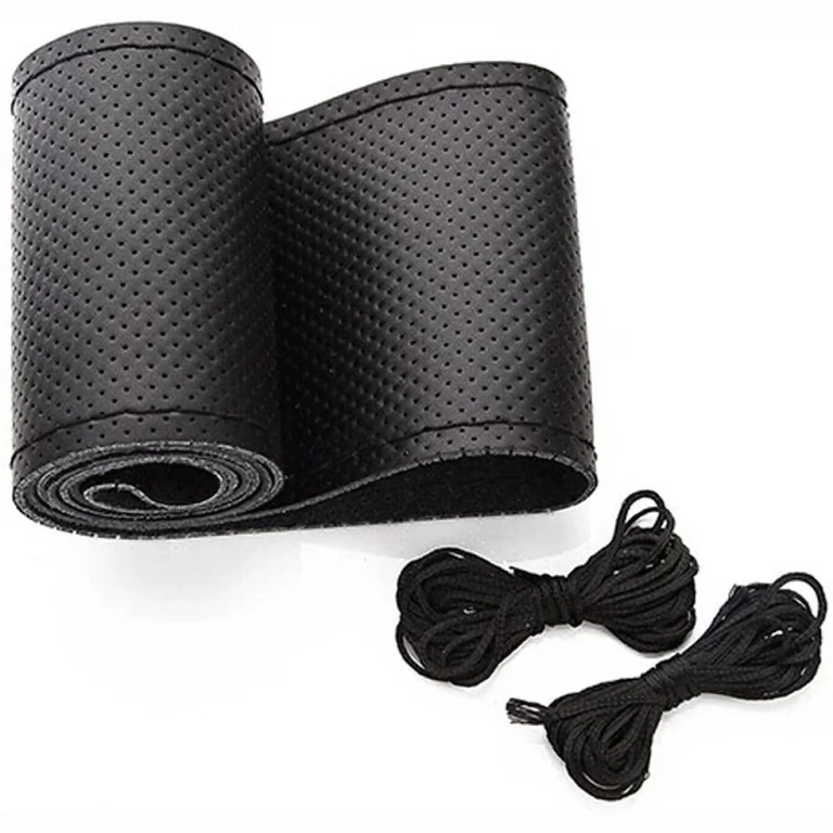 Črna šivana prevleka volana – vrhunska kakovost Ročno šita črna kožna prevleka volana, eleganten videz