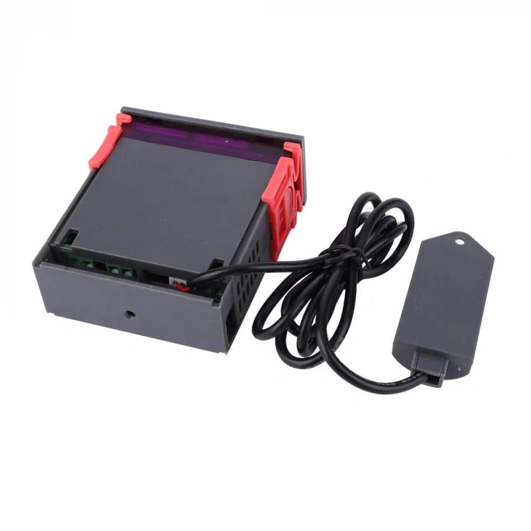 Digitalni panelni kontroler z vgrajenim senzorjem STC-3028