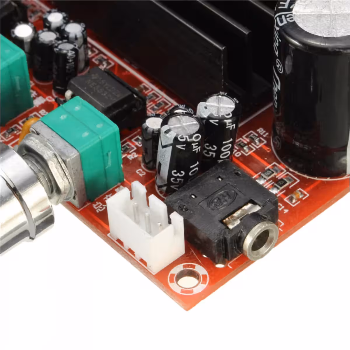 Napajalni priključki in izhodi zvočnikov na zadnji strani modula XH-M139