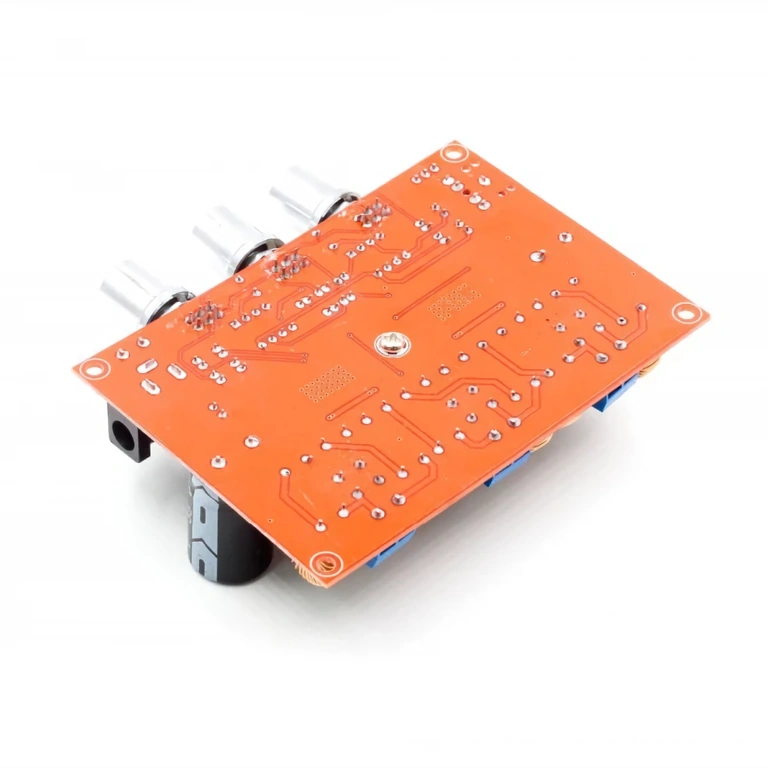 Pogled od zadaj plošče XH-M139 Slika zadnje strani avdio modula XH-M139, vključno s priključki in sledmi