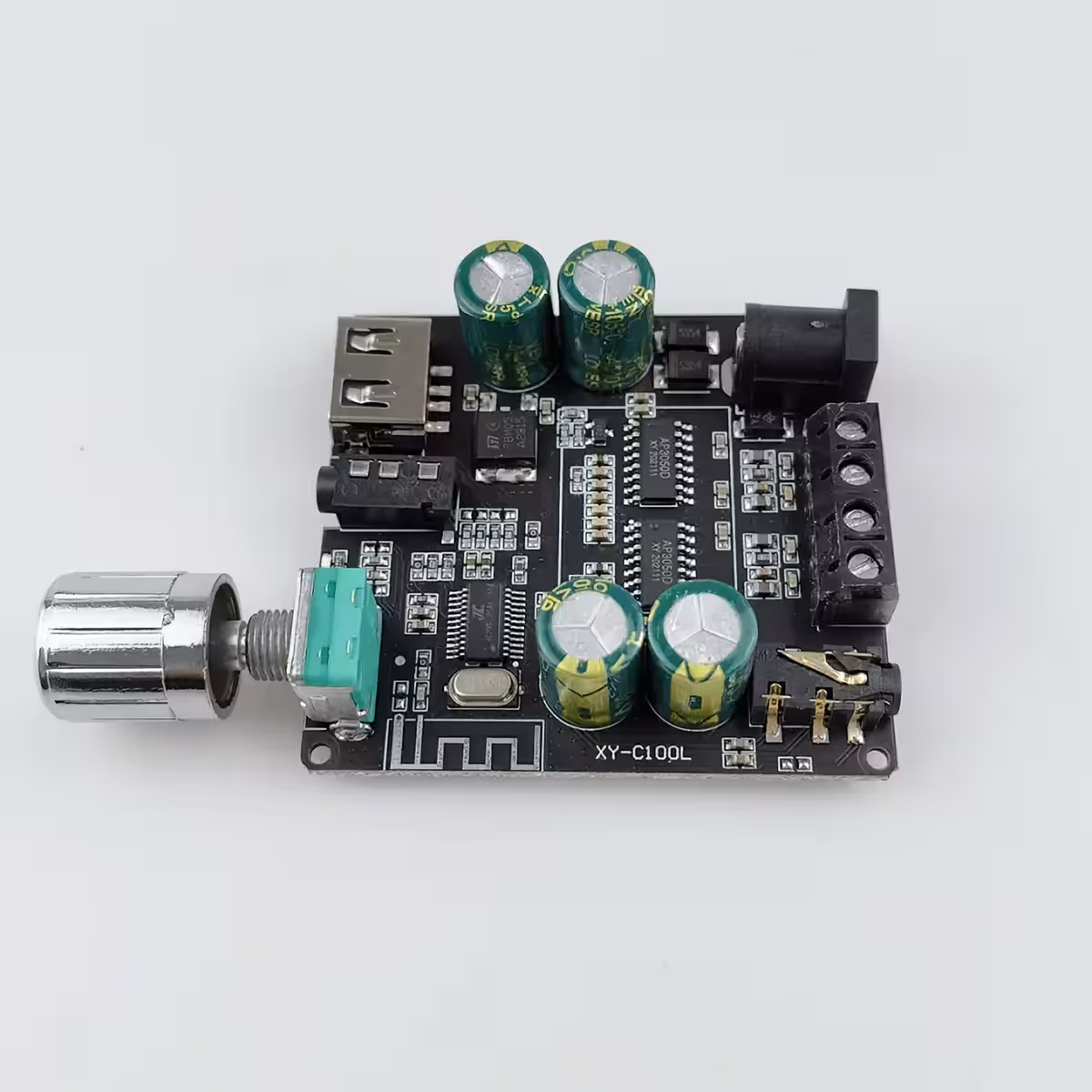 Digitalni stereo Class D ojačevalnik z visoko močjo