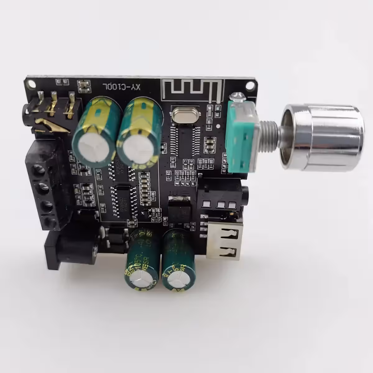 2x100W ojačevalnik z izhodom za stereo zvočnike