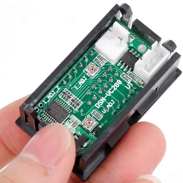 Volt-ampermeter za vgradno ploščo Panelni prikazovalnik za napetost in enosmerni tok