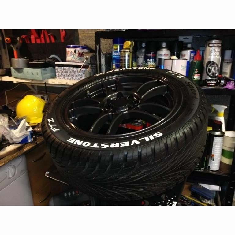 Marker z belo barvo in okroglim koncem Marker z belo barvo in 2 mm debelim pisalnim vrhom