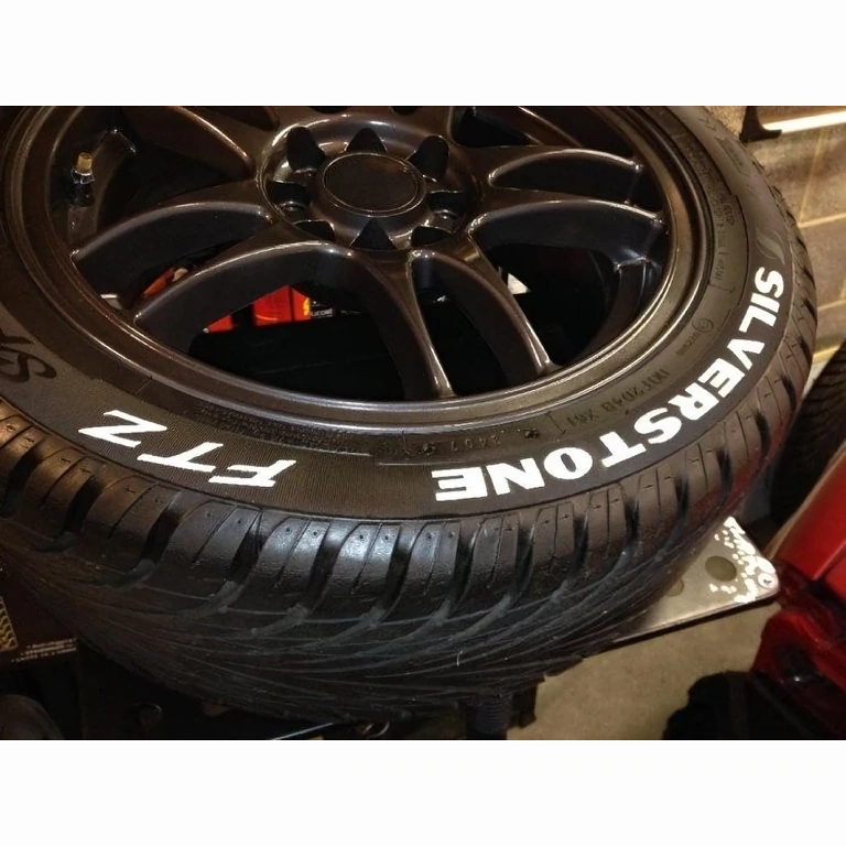 Beli marker s hitro sušečo barvo Permanentni beli marker s hitro sušenjem za jasno pisanje