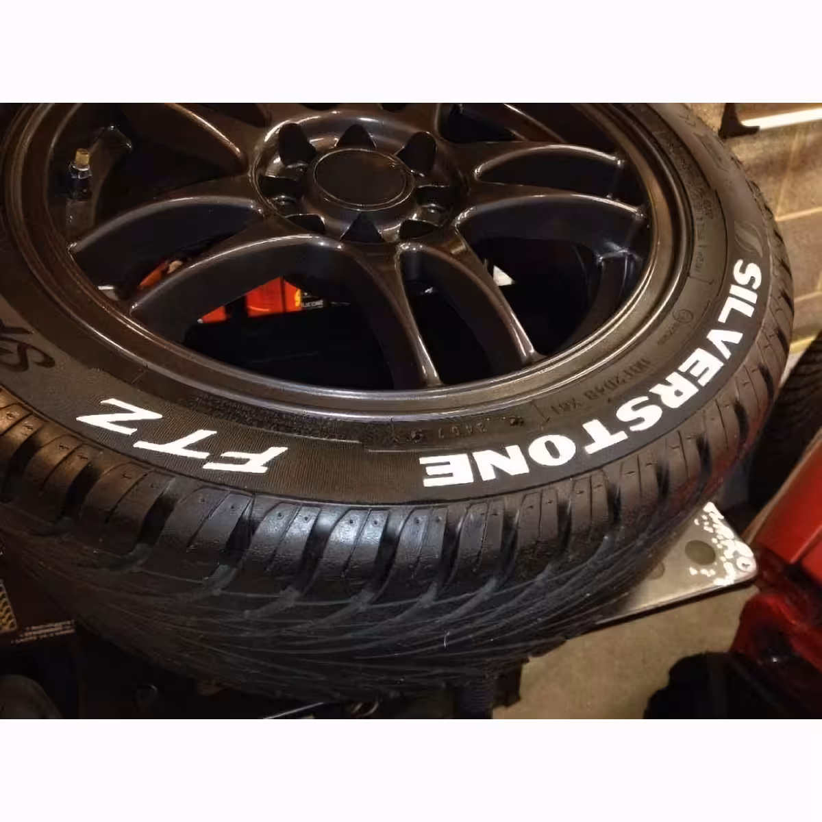 Permanentni beli marker s hitro sušenjem za jasno pisanje