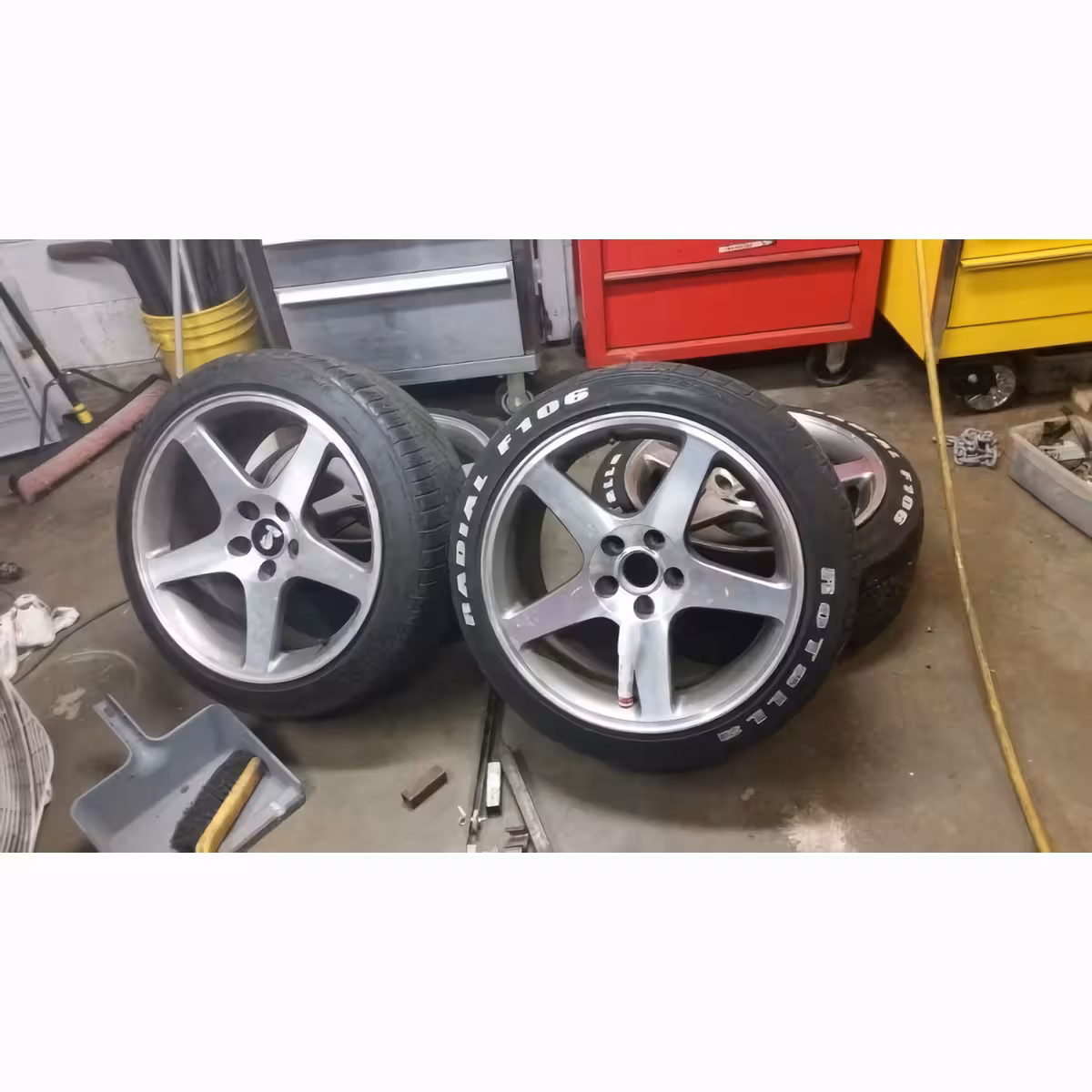 Poseben marker za trajno označevanje pnevmatik