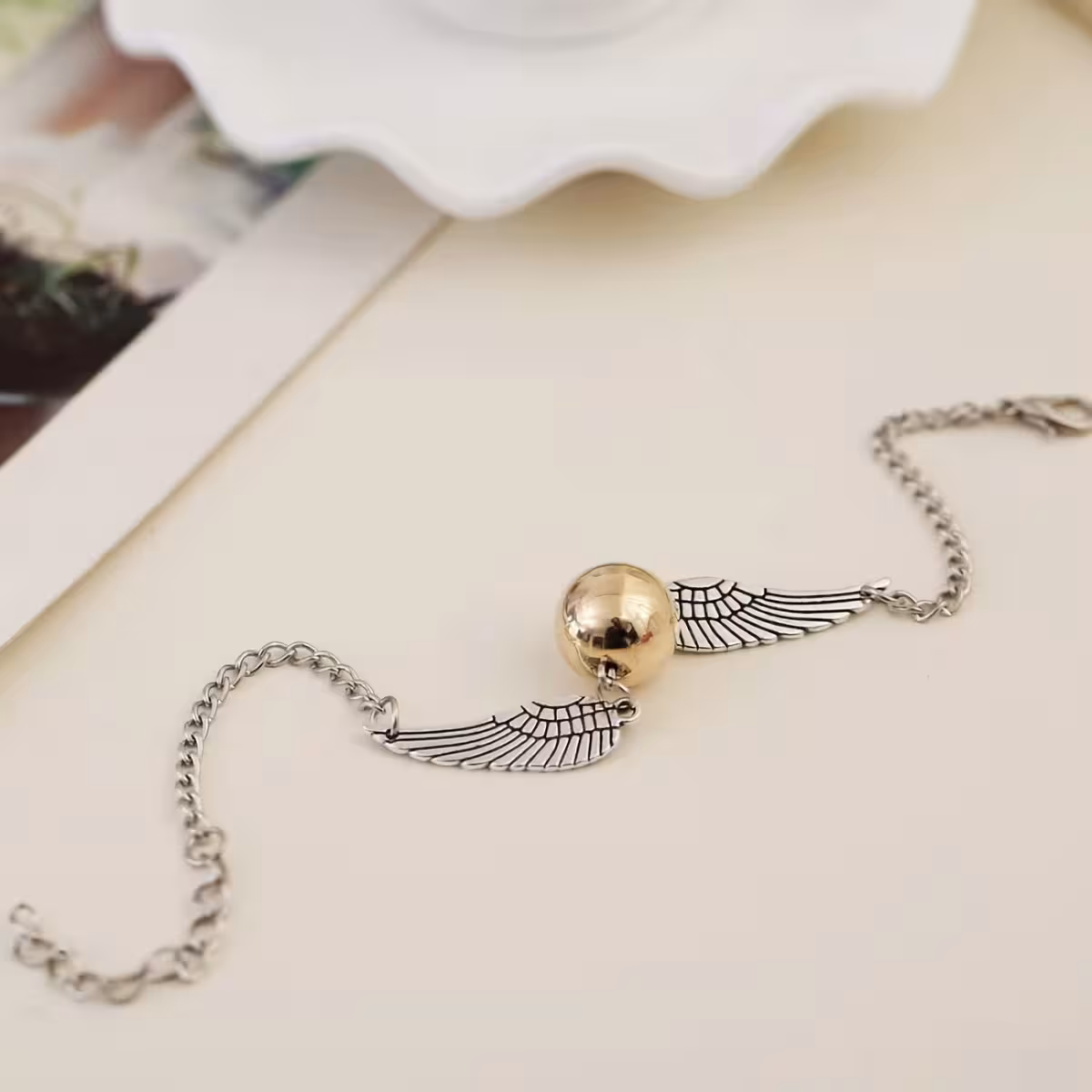 Zapestnica s čarobnim Snitch-om – popolno darilo za oboževalce Harryja Potterja