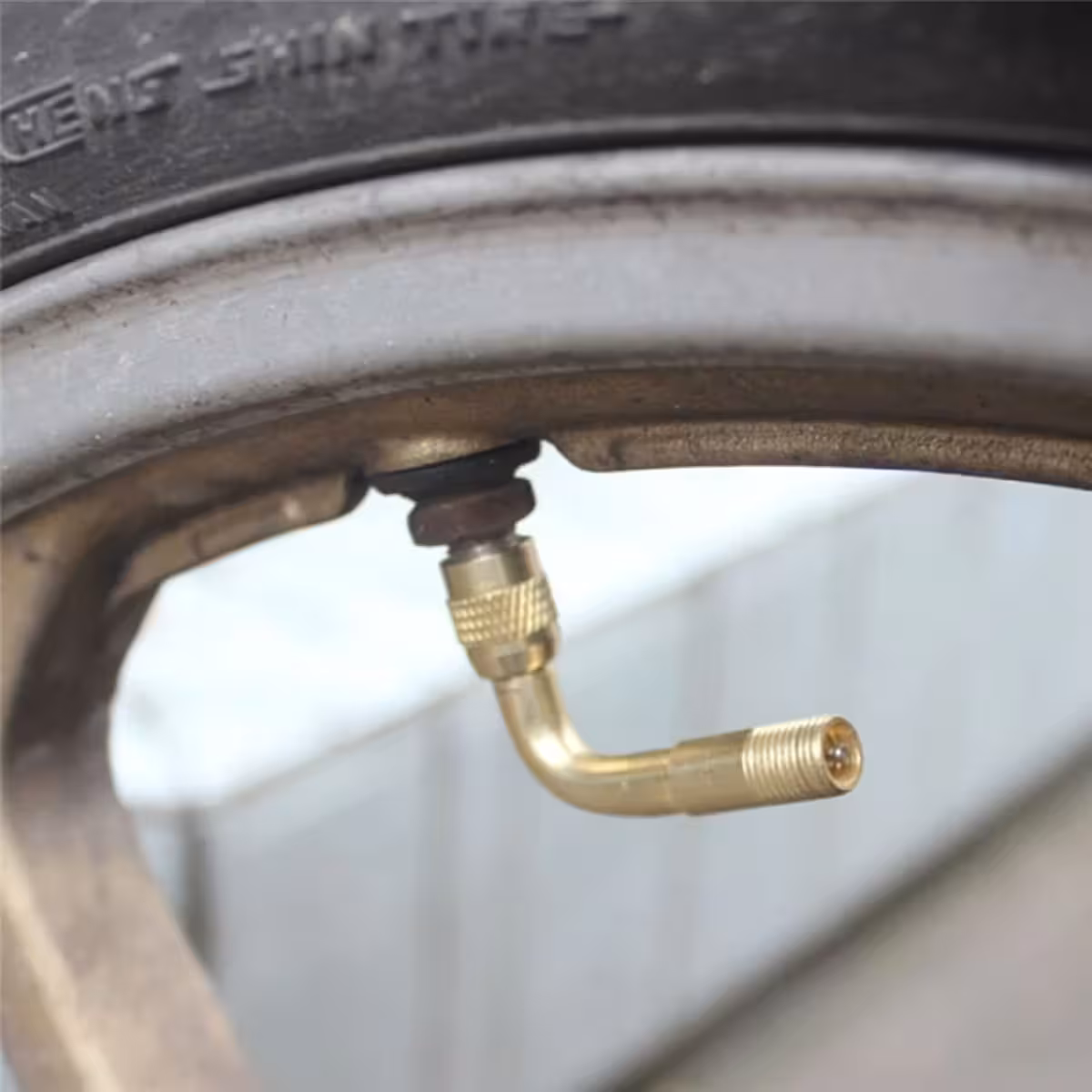 Kotni podaljšek za enostavno napihovanje koles