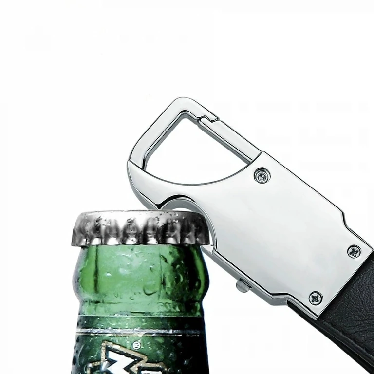 Usnjen obesek z odpiračem za steklenice Črn usnjen obesek za ključe z vgrajenim odpiračem za pivo