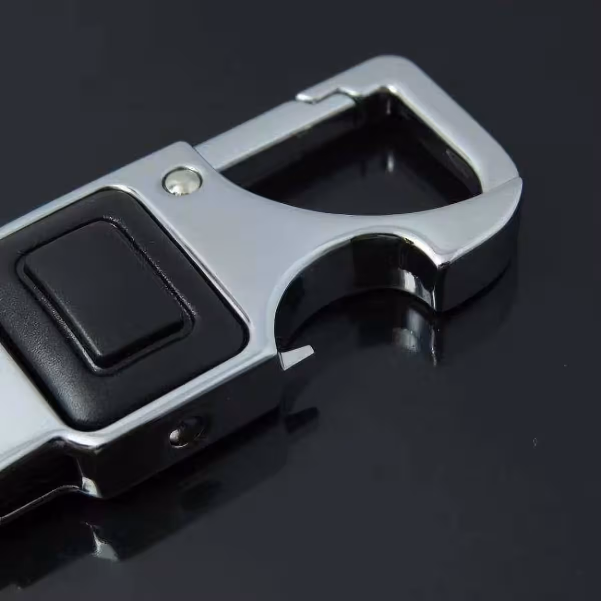 Kakovosten usnjen avtomobilski dodatek