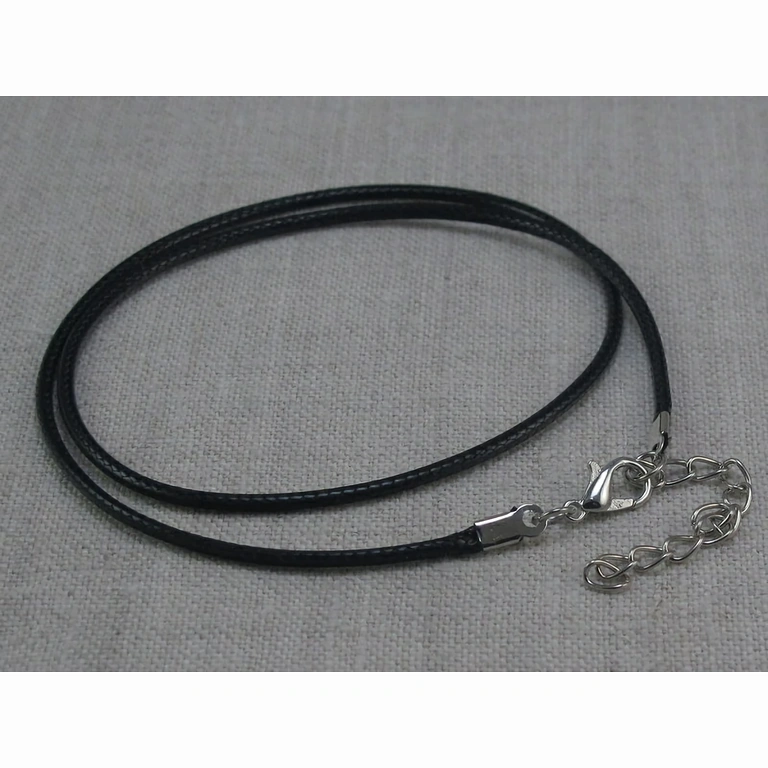 Obesek z roza kristalom in usnjenim trakom – nežna in zaščitna energija