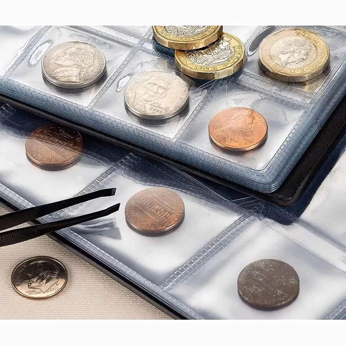 Držalo za kovance z individualnimi žepi in varnostnimi preklopniki