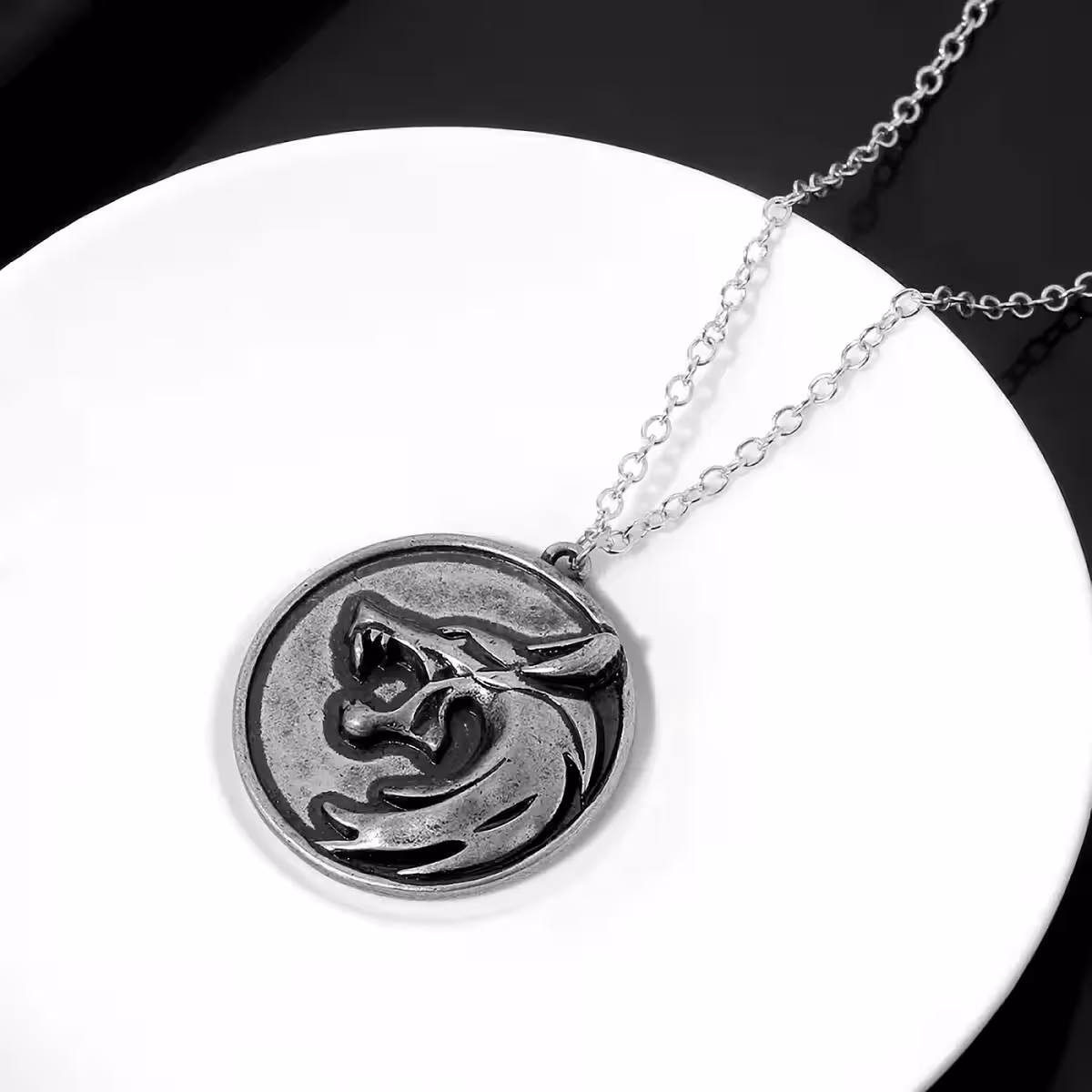 Fantasy dodatki z volčjim simbolom, navdihnjeni z vesoljem Witcher