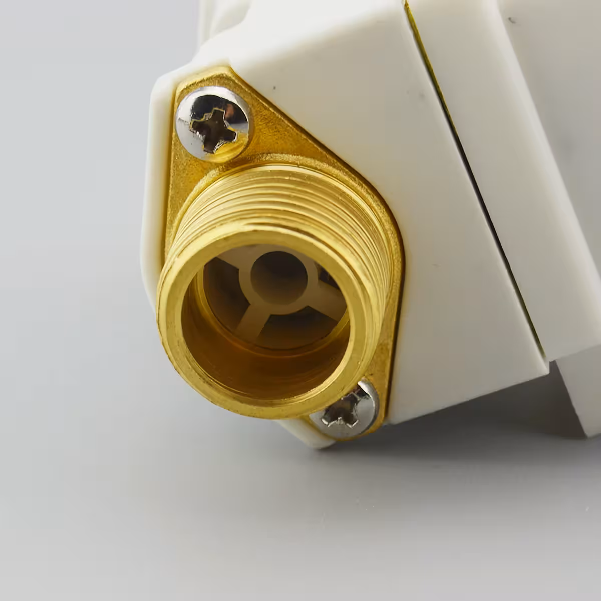 Normalno zaprt 12V ventil za vodo, priključek ½ palca, idealno za solarne sisteme