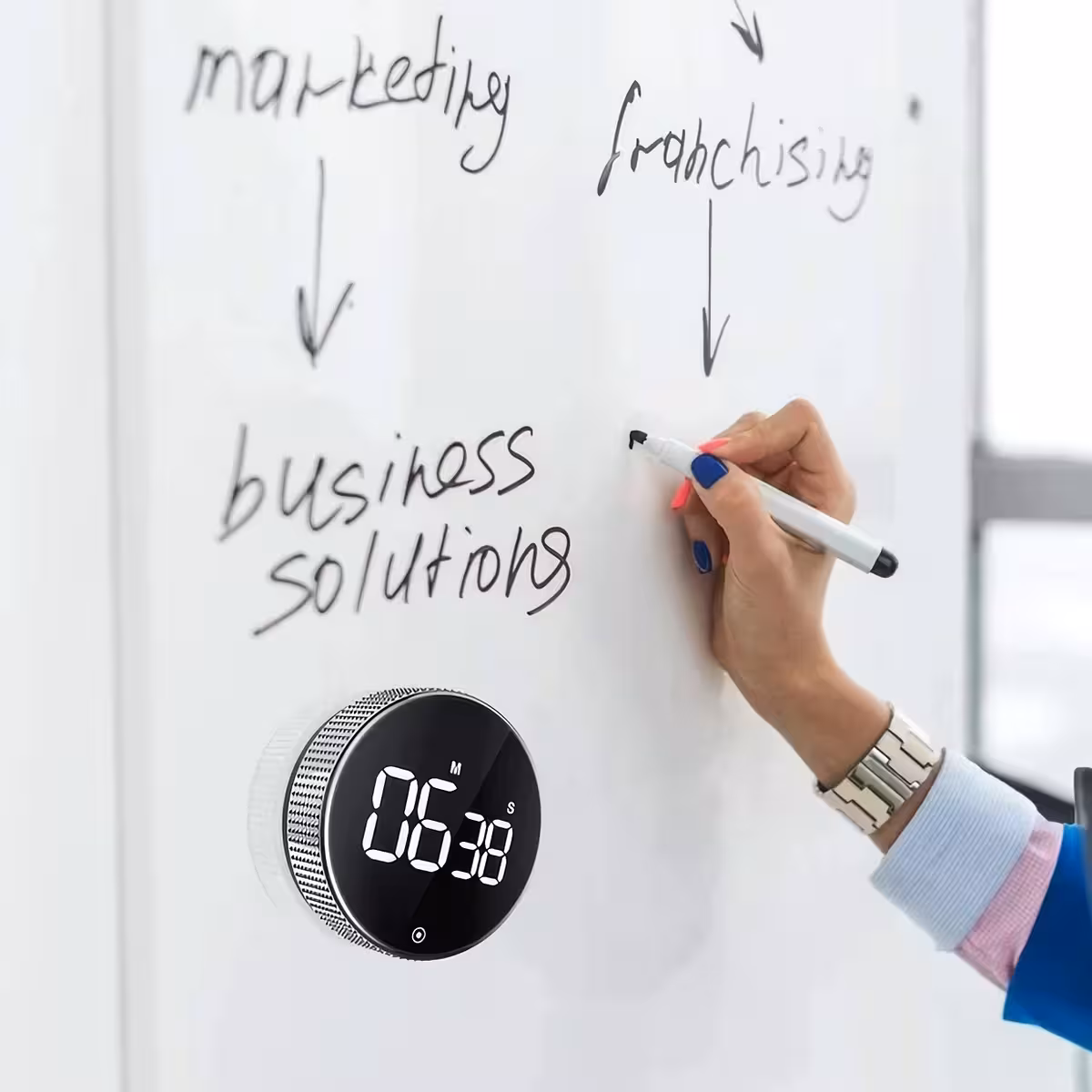 Digitalni kronometer, primeren za organizacijo časa doma ali v pisarni