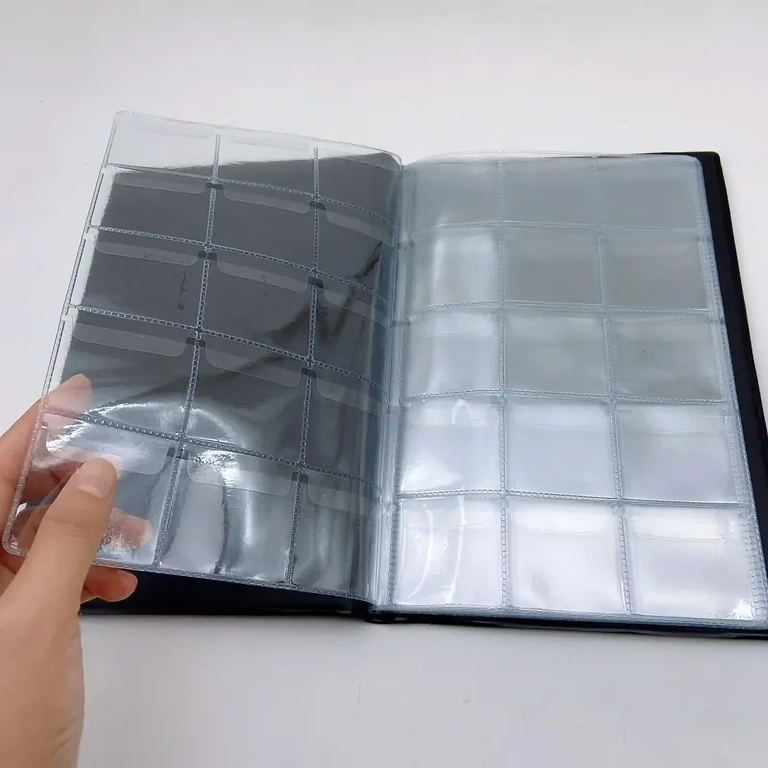 Album z mrežami in zaskočnimi pokrovčki za varno pritrditev kovancev