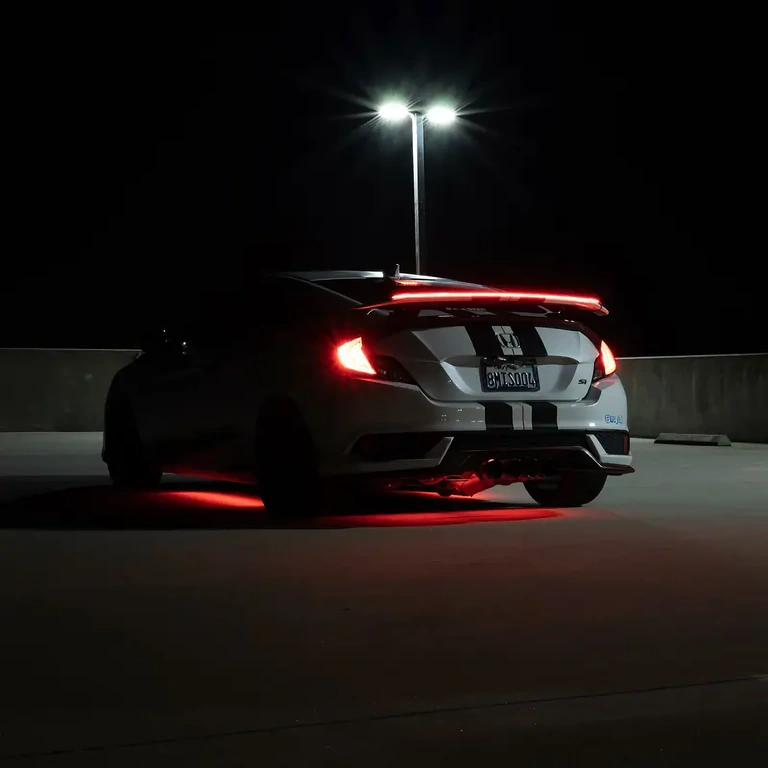 Spojler z LED trakom za zavorno luč na prtljažniku Spoiler z LED lučjo za zavorno svetilko, nameščen na prtljažnik