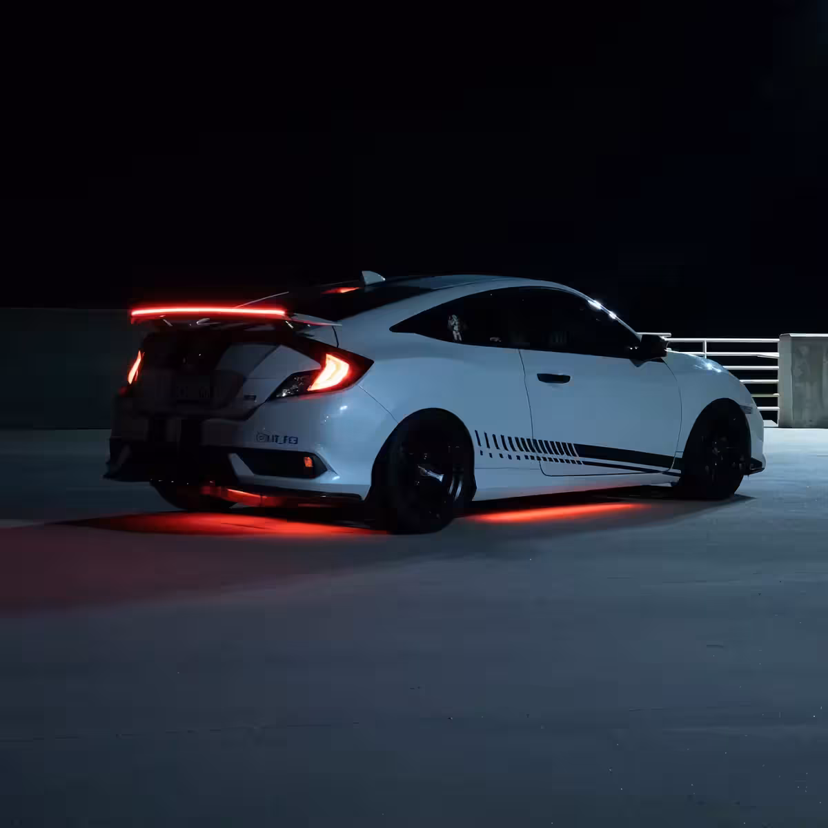 Športni spojler z integriranim LED trakom za avtomobilsko zavoro