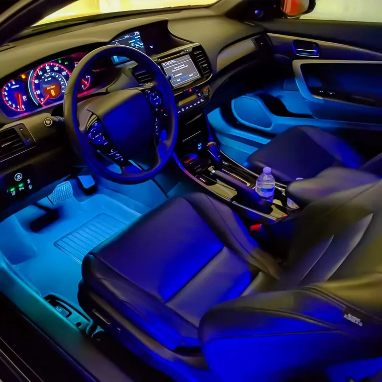 Fleksibilni LED trak za osvetlitev notranjosti avtomobila