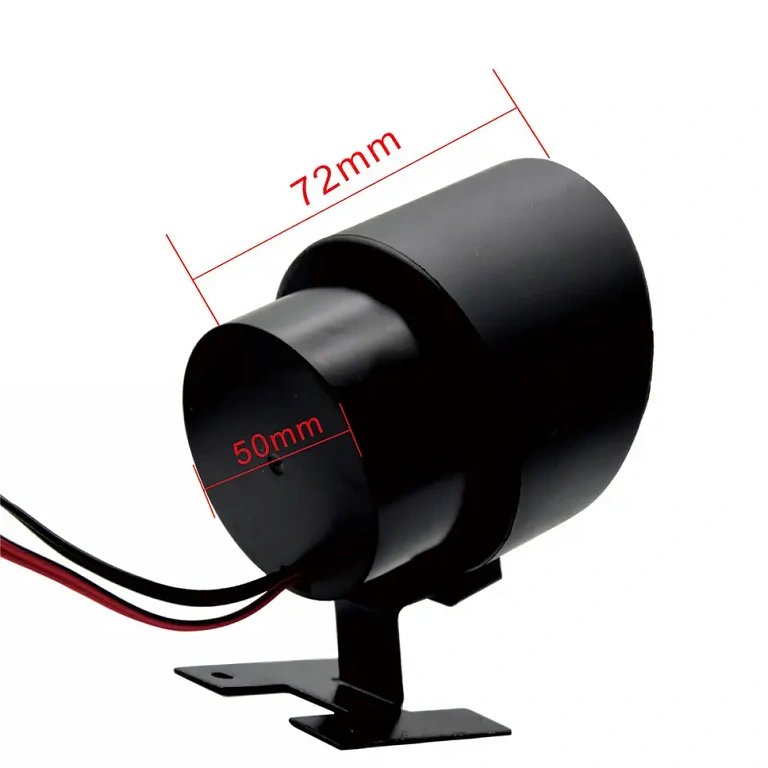 Senzor z digitalno uro in voltmetrom za spremljanje temperature vode in baterije v vozilih