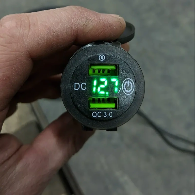 Dvojni USB polnilec za kolo USB polnilec z dvema priključkoma za krmilo motorja in kolesa