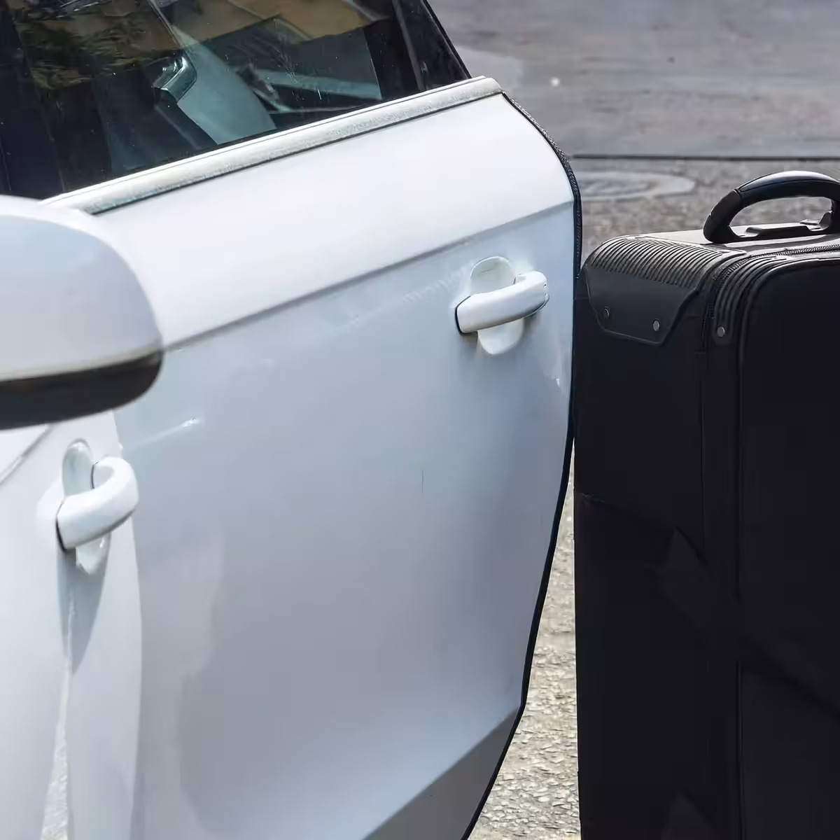 Gumijasta tesnilna letev za zaščito stranskih avtomobilskih vrat