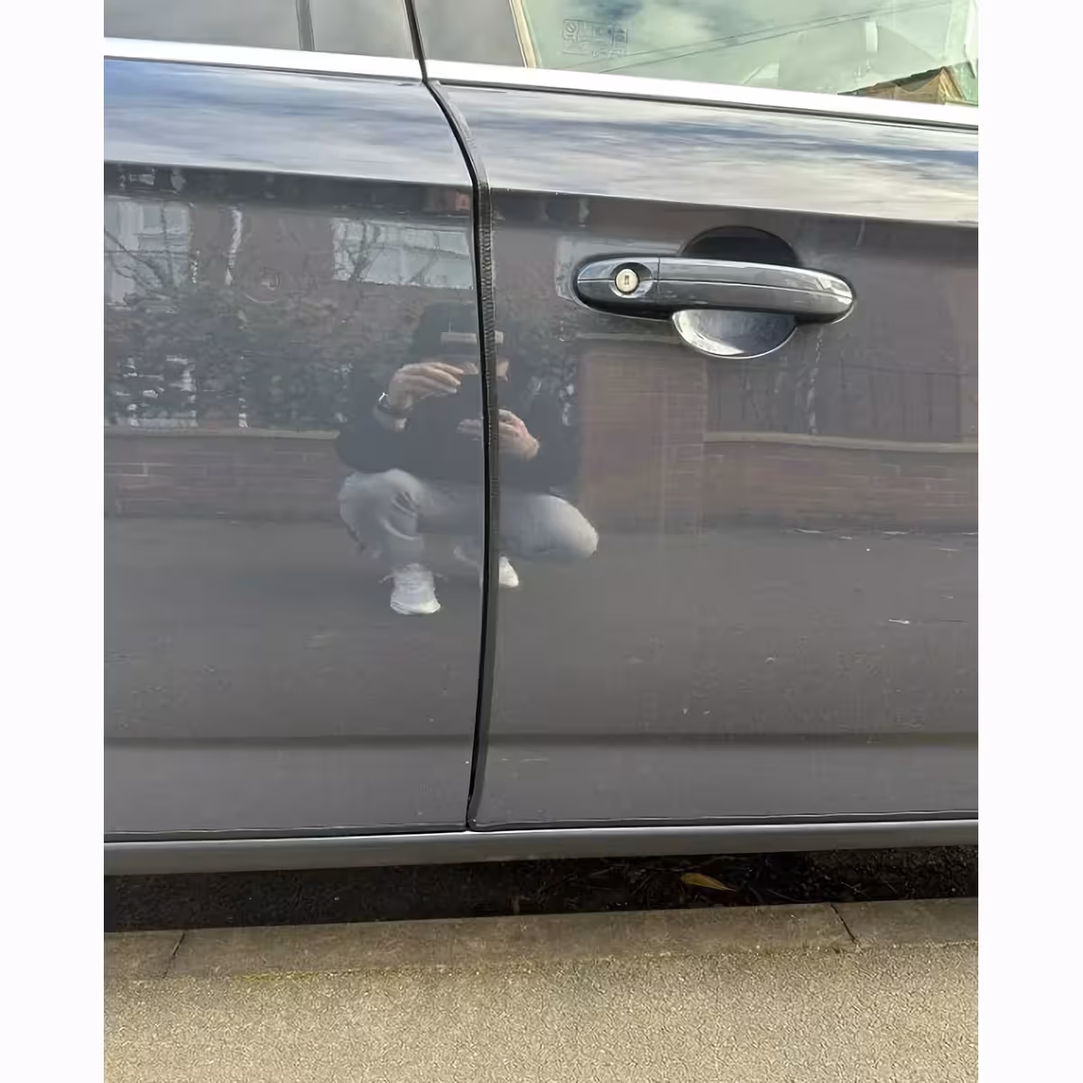 Črni trak za zaščito robov vrat pred praskami in udarci